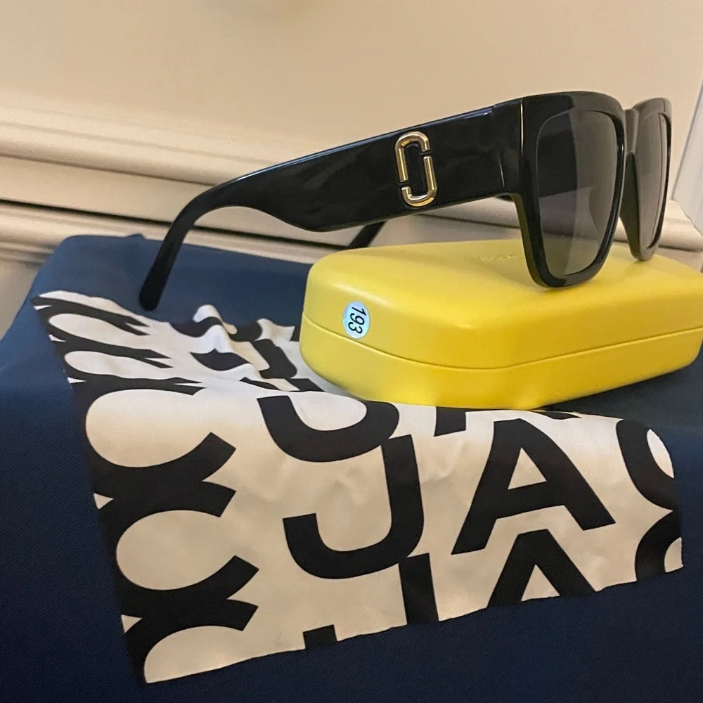 NWOT-Marc Jacob’s Black Sunglasses with Yellow Case - Picture 8 of 10